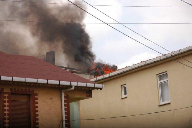 Barbekü Için Yakılan Ateş Çatı Katını Kül Etti