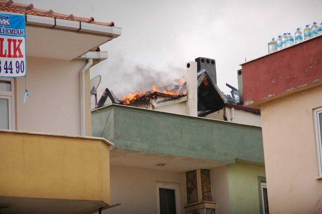 Barbekü Için Yakılan Ateş Çatı Katını Kül Etti