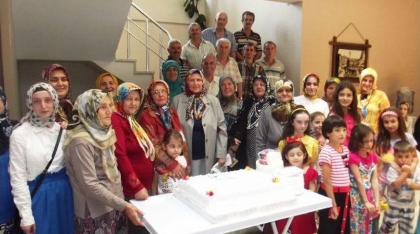 Doğum G&uuml;nlerini Birlikte Kutladılar