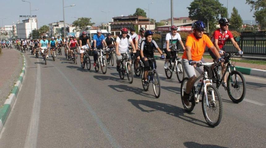 Bisikletliler Trafikte Hi&ccedil;e Sayılmamak I&ccedil;in 1 Dakika Yattı