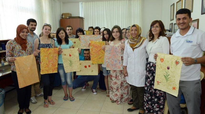 19 &Uuml;lkenin &Ccedil;ocukları KOMEK'te Ebru &Ouml;ğrendi