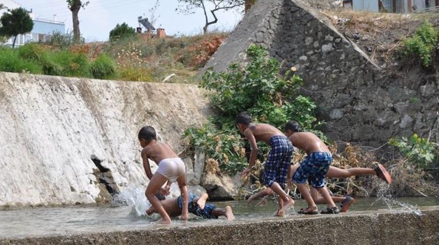 &Ccedil;ocuklar: Paramız Yok Pis Sularda Y&uuml;z&uuml;yoruz