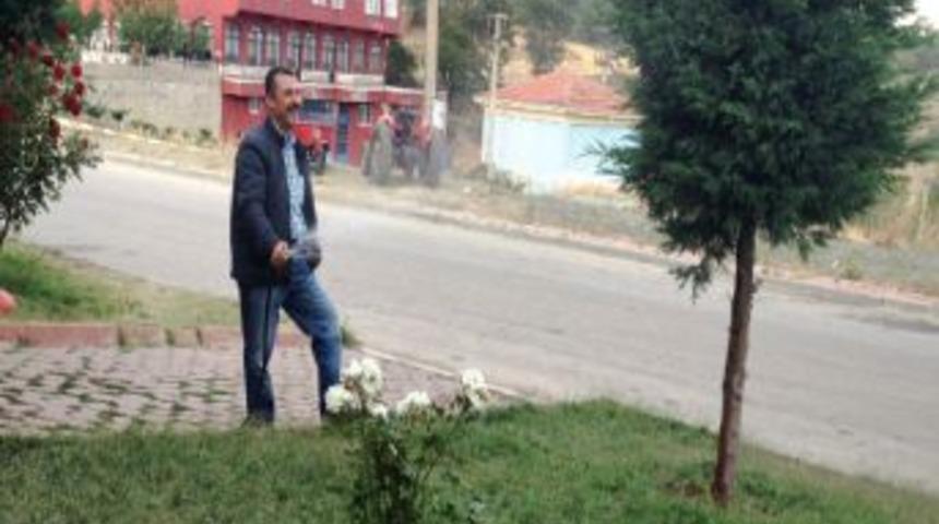 Belediyenin Yazı Işleri M&uuml;d&uuml;r&uuml;, G&ouml;n&uuml;ll&uuml; Bah&ccedil;ıvanlık Yapıyor