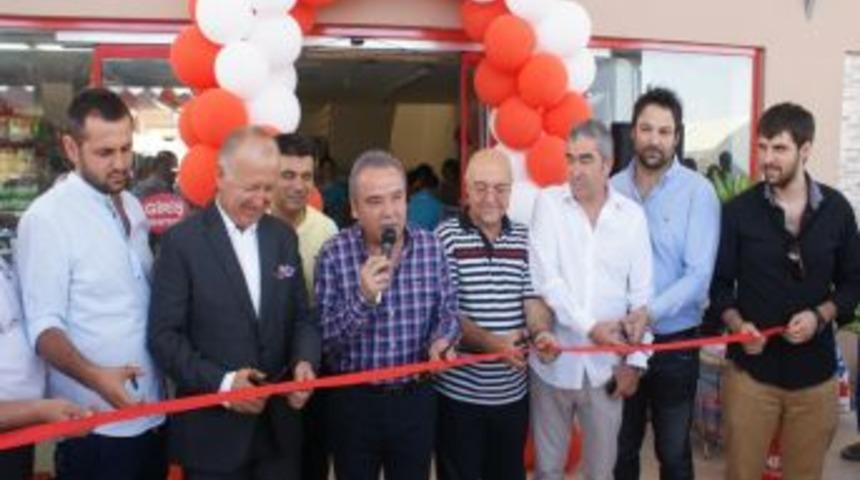 Medical Park Antalyaspor Başkanı G&uuml;ltekin Gencer, 101. Mağazasını A&ccedil;tı