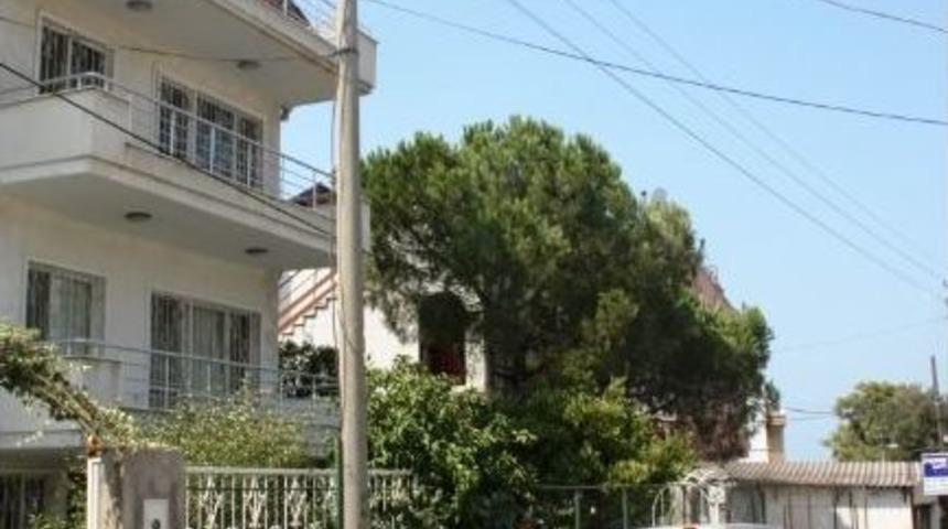 Ayvalık&rsquo;ta Elektrik Direği Tehlike Sa&ccedil;ıyor