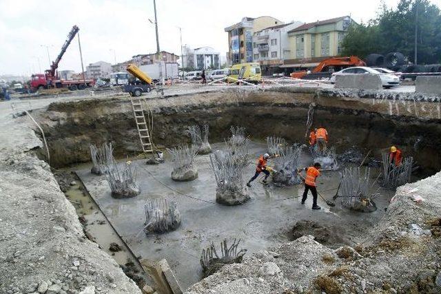 İzmit Yahyakaptan Köprülü Kavşağı Hızla İlerliyor