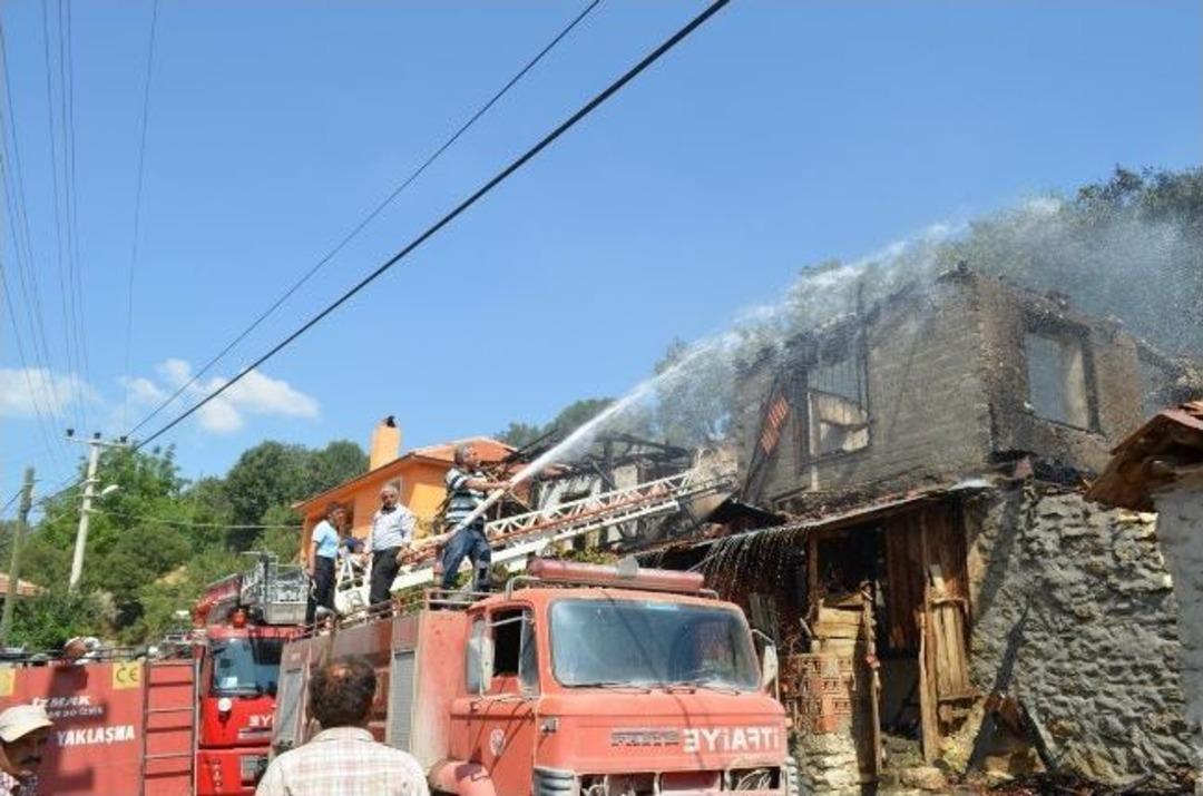 Yaşlı Kadın Evinin Yanışını G&ouml;zyaşları İ&ccedil;inde İzledi