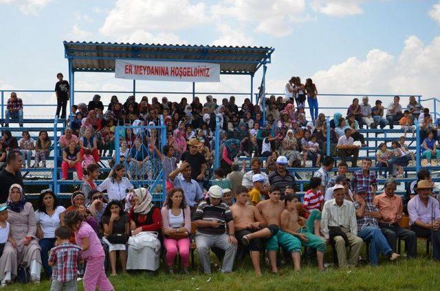 Hamamözü'nde 15. Geleneksel Karakucak Güreşleri Yapıldı