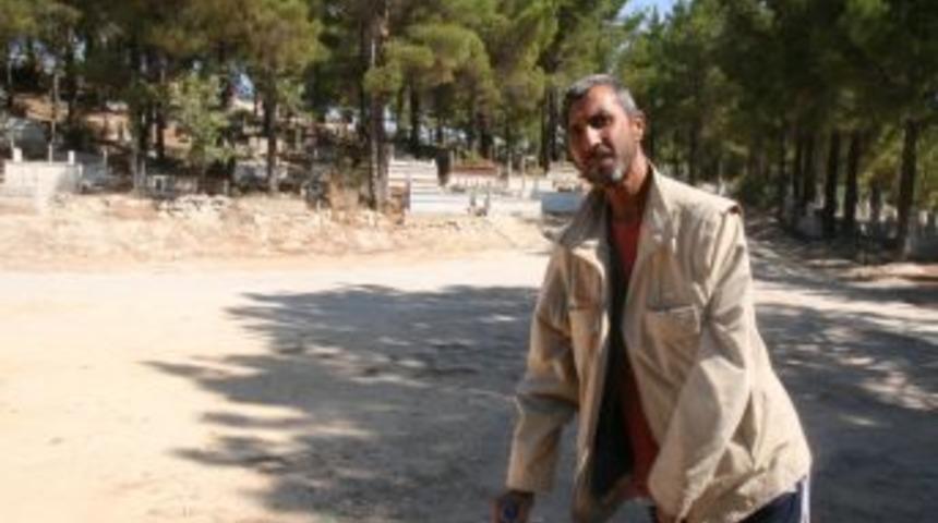 Mezarlıkta Yaşıyor, Bir Evi Olsun Istiyor