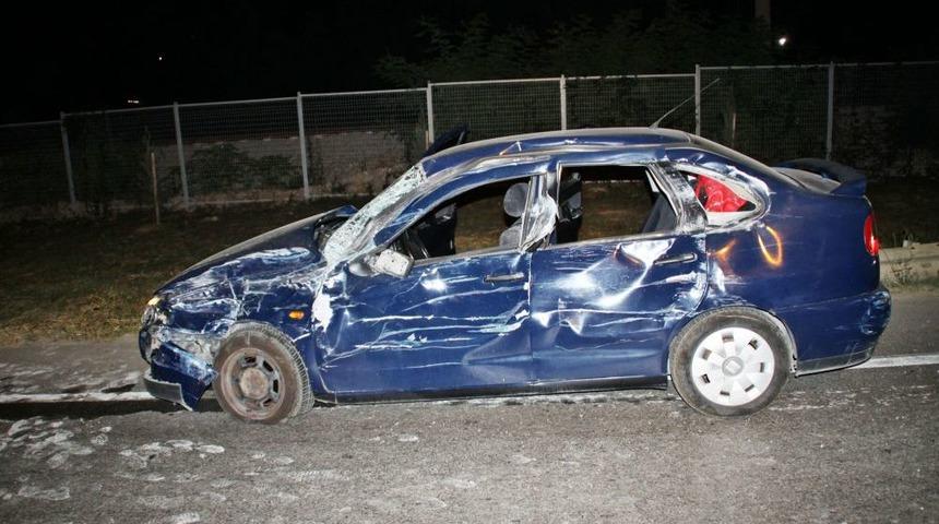 Midib&uuml;s Ile Otomobil &Ccedil;arpıştı: 4 Yaralı