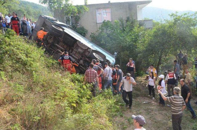 Zonguldak'tahalk otobüsü devrildi: 1 ölü, 38 yaralı