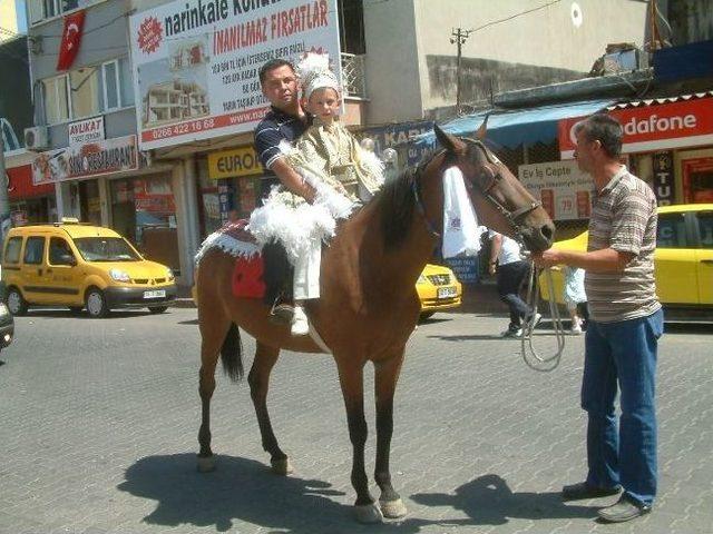 Burhaniye’de Mehteranlı Sünnet Düğünü