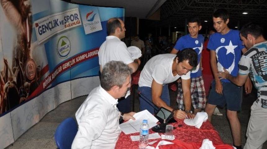 B&uuml;lent Korkmaz Kamptaki &Ccedil;ocuklarla Buluştu