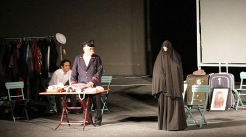 Ayvalık&rsquo;ta Usta Oyuncu Levent Kırca&rsquo;dan Politik Oyun