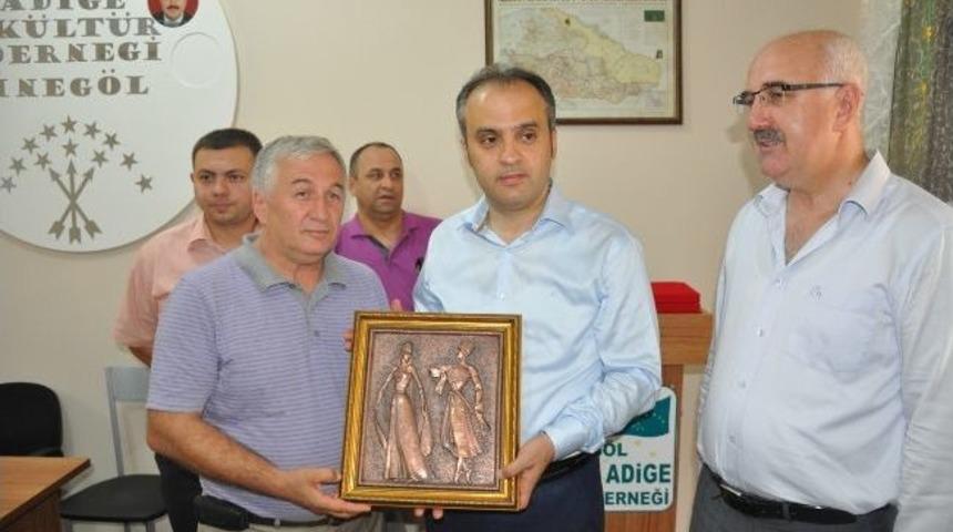 Adıgey&rsquo;li Misafirlere Teşekk&uuml;r Plaketi