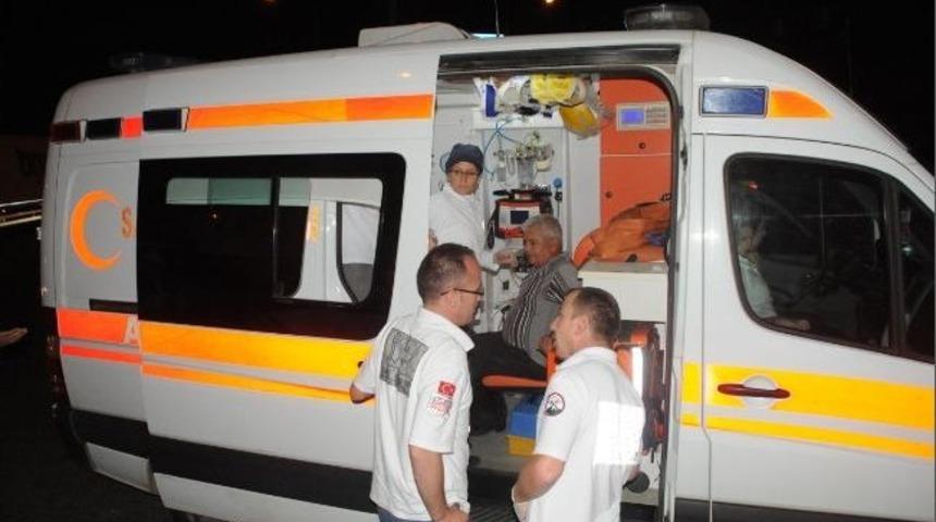 Hasta Taşıyan Ambulans Kamyonla &Ccedil;arpıştı: 3 Yaralı