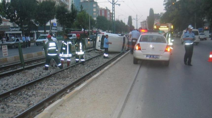 Konya'da Kamyonet Tramvay Yoluna Girdi: 2 Yaralı