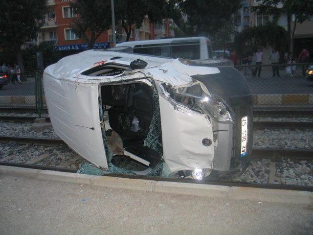 Konya'da Kamyonet Tramvay Yoluna Girdi: 2 Yaralı