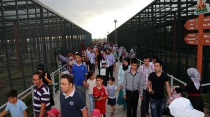 Hayvanat Bah&ccedil;esini Bir G&uuml;nde 18 Bin Kişi Ziyaret Etti