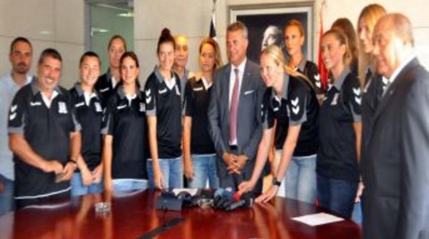 Beşiktaş'ta Yeni Voleybolculara Toplu Imza T&ouml;reni Yapıldı