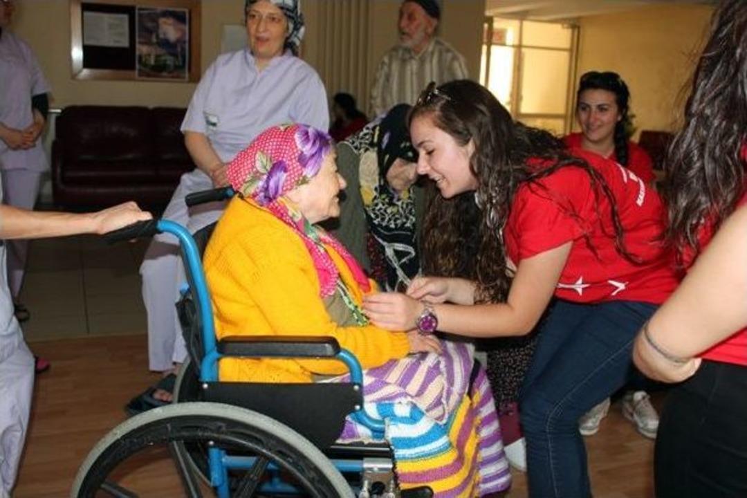 Doğa Kampı &Ouml;ğrencilerinden Huzurevi Ziyareti