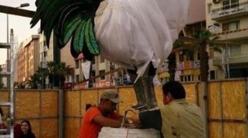 Denizli'ye Camdan Horoz Heykeli