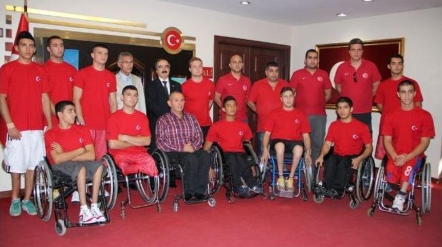 Tekerlekli Sandalye Basketbol Milli Takımından Vali Coş&rsquo;a Ziyaret
