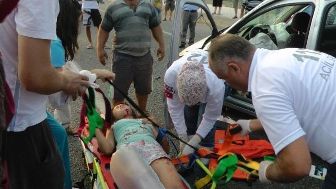 Kaldırıma &Ccedil;arpan Ara&ccedil;ta Can Pazarı; 4 Yaralı