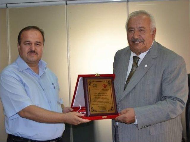 İl M&uuml;ft&uuml; Yardımcısı Mahmut Taşyapan&rsquo;dan Kızılay Şube Başkanı Ayhan Uzanda&ccedil;&rsquo;a Nezaket Ziyareti 2