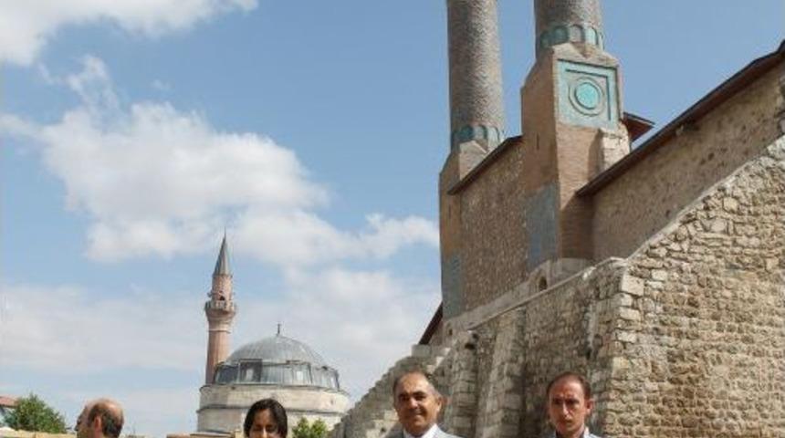 Sivas'ta Tarihi Alana D&ouml;k&uuml;len Hafriyat Temizleniyor