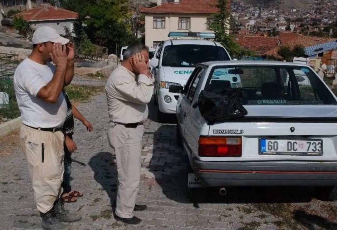 Otomobil Bagajı &Uuml;zerinde Bebek Cenazesi Namazı