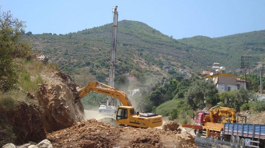 Alanya&rsquo;da Fore Kazıklı Sistemle Istinat Duvarı Ile Yol &Ccedil;alışması