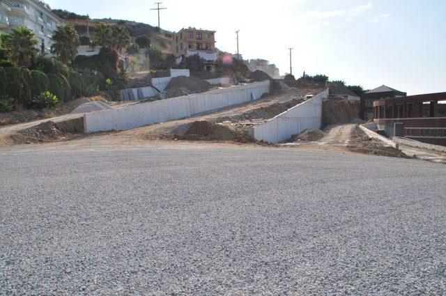 Alanya’da Fore Kazıklı Sistemle Istinat Duvarı Ile Yol Çalışması