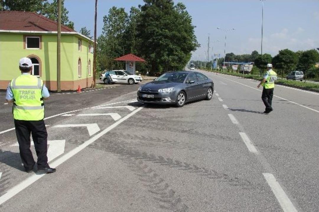 Polis, Yorgun S&uuml;r&uuml;c&uuml;leri Dinlendiriyor