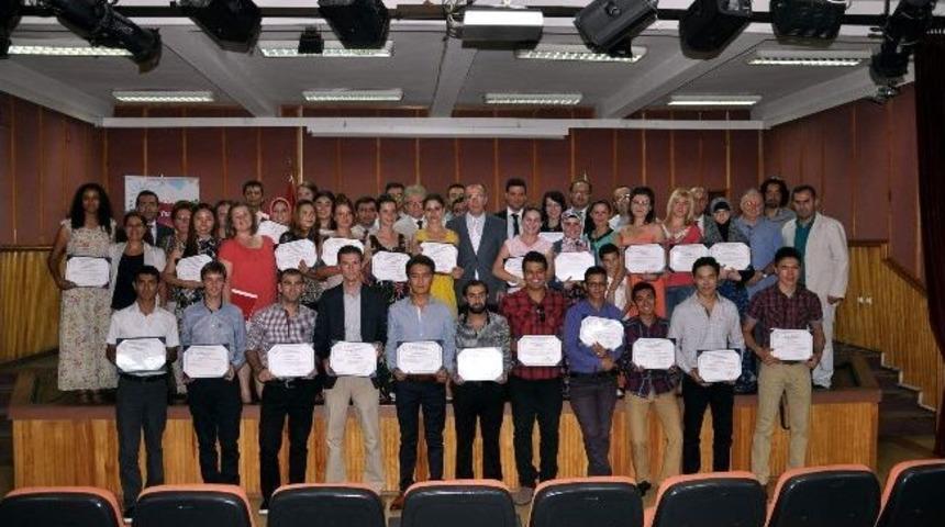 T&uuml;rk&ccedil;e Yaz Okulu &Ouml;ğrencileri Sertifikalarını Aldı