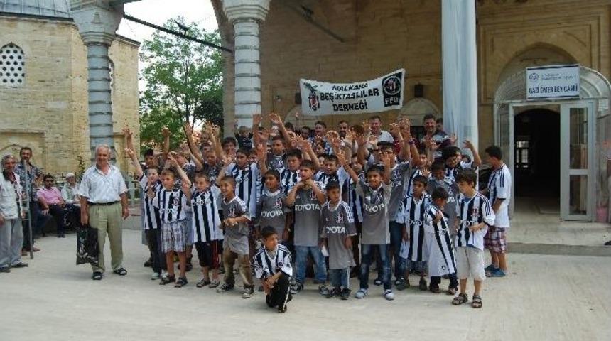 Yaz Kuran Kursu &Ouml;ğrencilerine Beşiktaş Forması Verildi