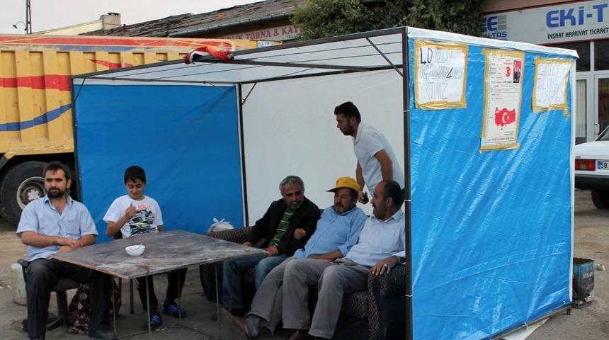 D&uuml;kkanları M&uuml;h&uuml;rlenen Esnaftan Oturma Eylemi