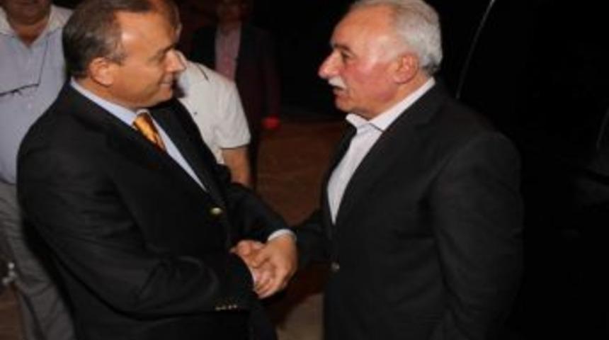 Trabzon Valisi Kızılcık&rsquo;ın Veda Yemeğinde Tatsız Olay