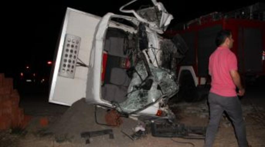 AK Partili Başkan Yardımcısı kaza yaptı : 2 &ouml;l&uuml;, 4 yaralı