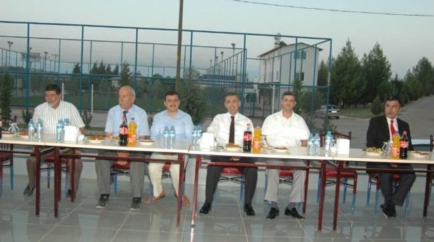 T&uuml;rkoğlu Kaymakamı Akkoyun'dan Veda Yemeği