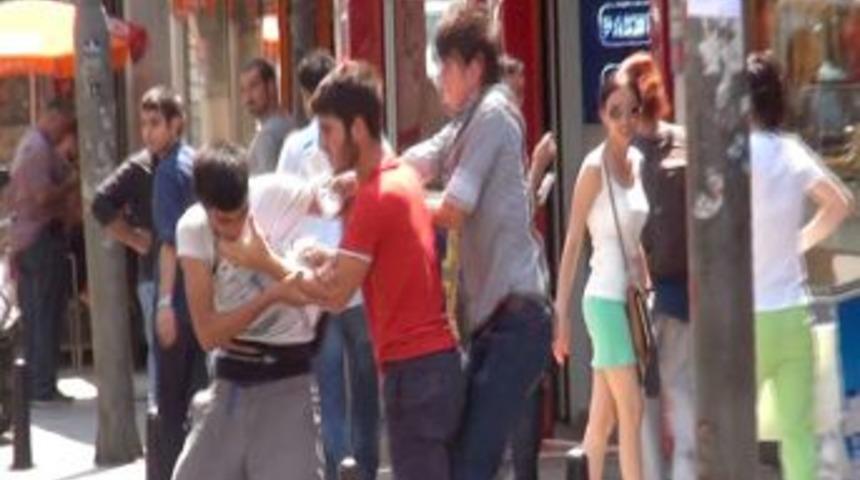 Madde Bağımlısı Gen&ccedil;ler Birbirine Girdi, Vatandaşlar Seyretti