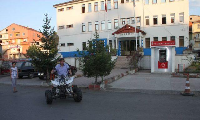 Makam Aracına Haciz Gelen Belediye Başkanı Motosikleti Makam Aracı Yaptı