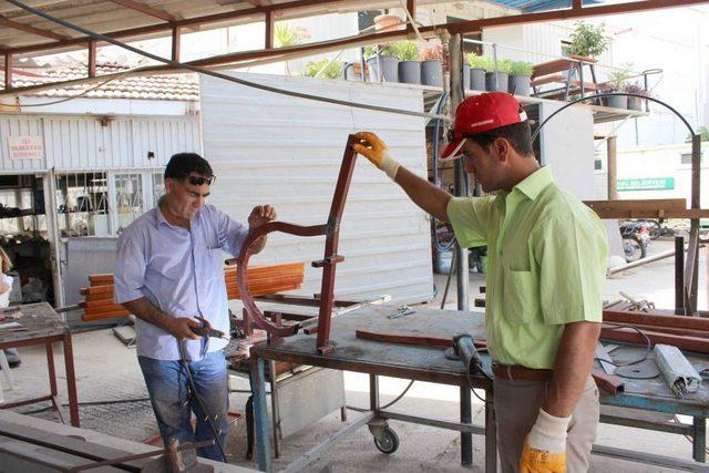 Aksu Belediyesi, Banklarını Kendi Atölyesinde Imal Ediyor