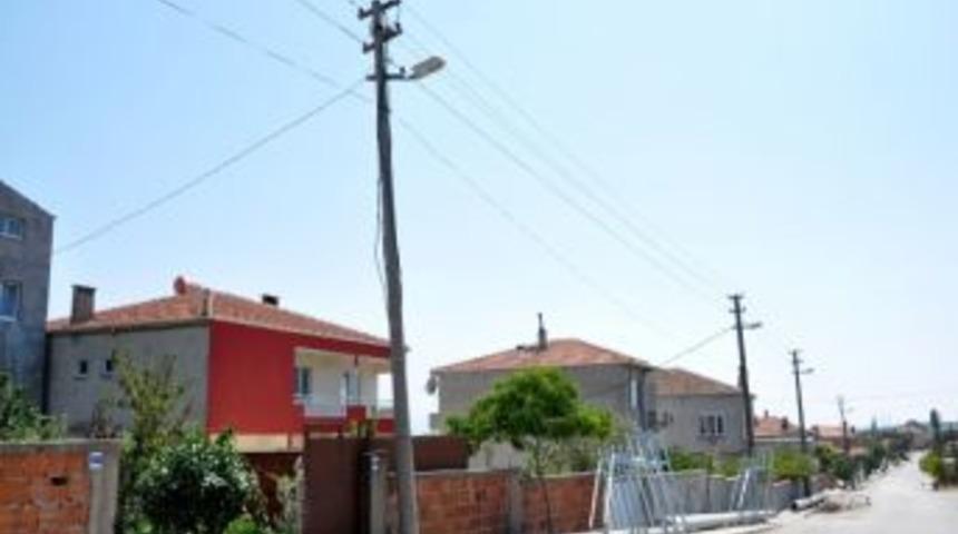 &Uuml;lk&uuml; Mahallesi&rsquo;nde Elektrik Direkleri Yenileniyor