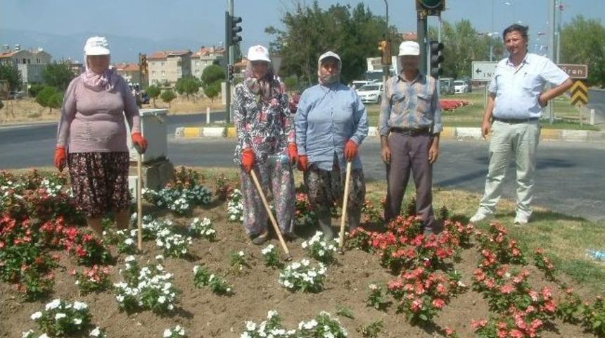 Burhaniye&rsquo;de &Ccedil;i&ccedil;ekler Kadınlara Emanet