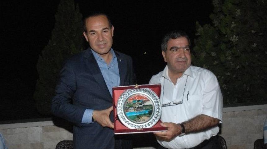 S&ouml;zl&uuml;'den M&uuml;ft&uuml; Şekerci Onuruna Yemek