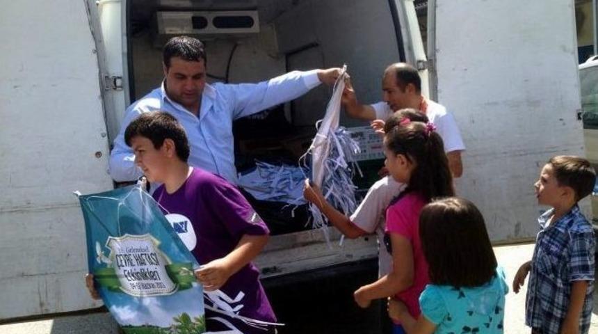 Akder &Ccedil;ocuklara U&ccedil;urtma Dağıttı