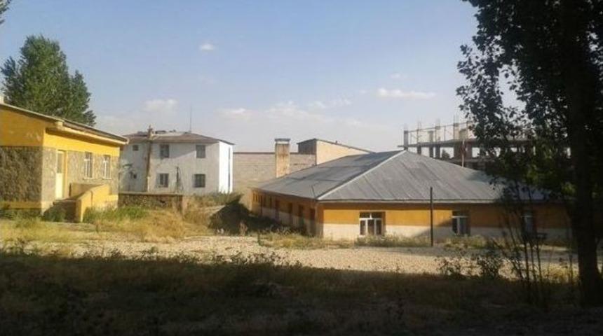 Hınıslı Kızlar Okul İstiyor