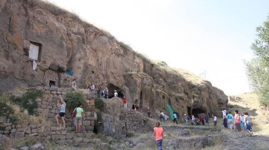 Ahlat'ta Ki Mağara Evlere Ziyaret&ccedil;i Akını
