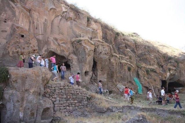 Ahlat ta Ki Mağara Evlere Ziyaretçi Akını 1